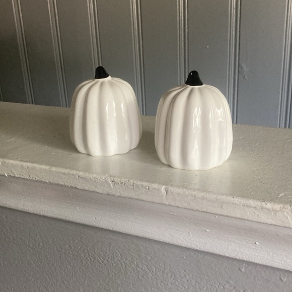NWT- Set of 2- White Pearl Glazed Porcelain Pumpkin Decorations - Picture 9 of 12